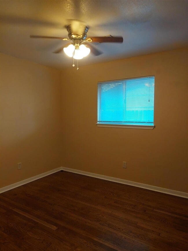 Building Photo - 1401 Glenmore Dr