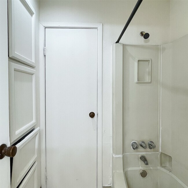 Building Photo - 9495 Pagewood Ln