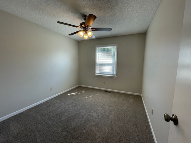 Building Photo - Stunning 4BR 2.5BA w/ Granite Kitchen in South Overland Park