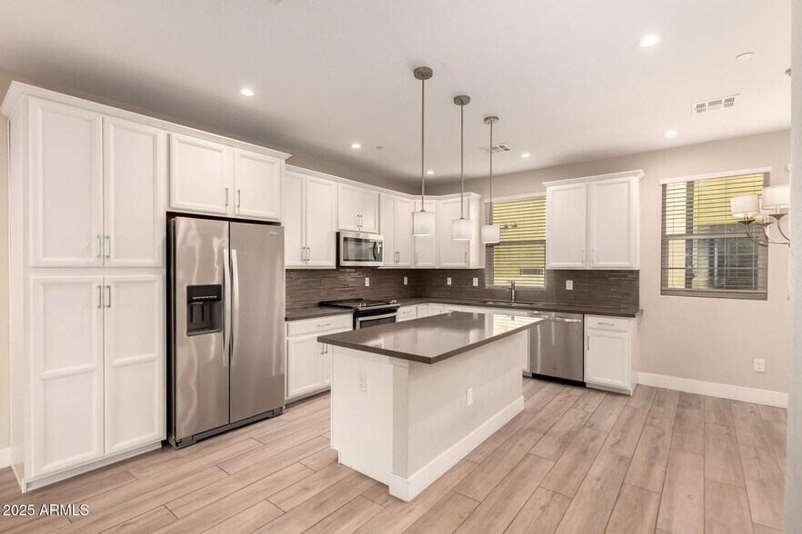 Building Photo - 820 N 8th Ave