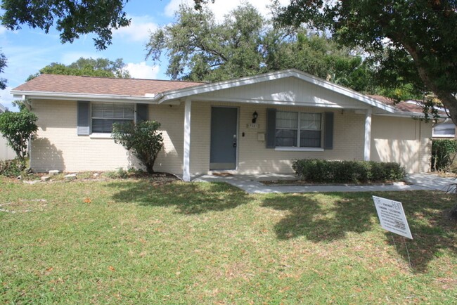 Building Photo - Updated 3 bed 1.5 bath in New Port Richey