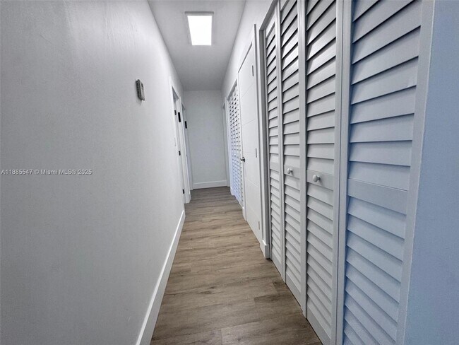 Building Photo - 400 Kings Point Dr