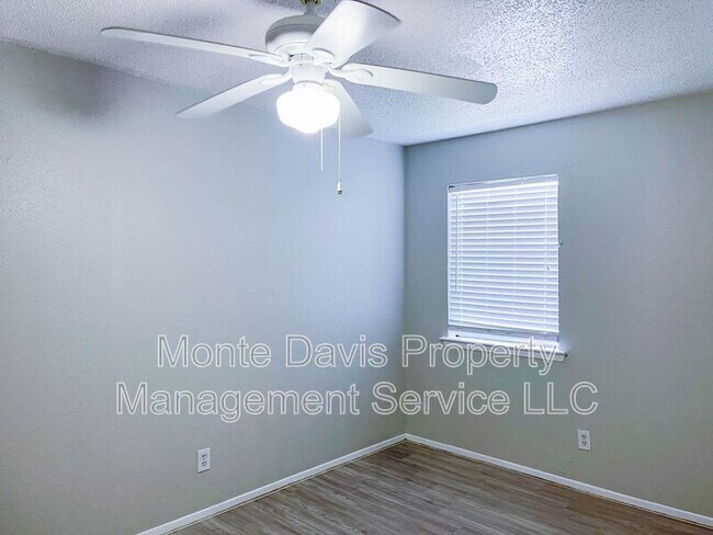 Building Photo - 1203 Southport Dr
