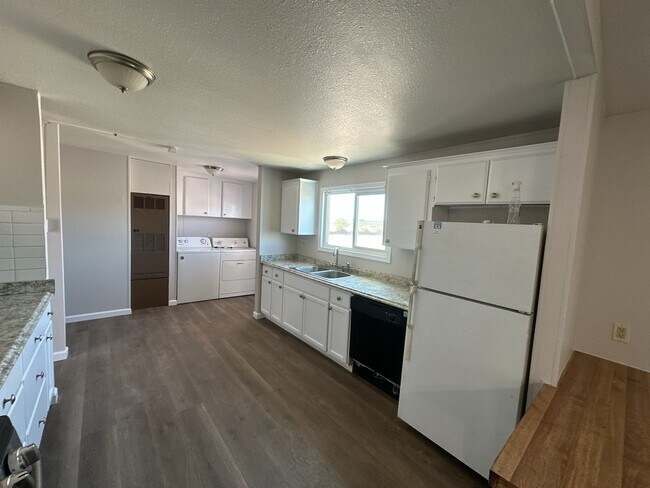 Building Photo - 35424 Oasis St