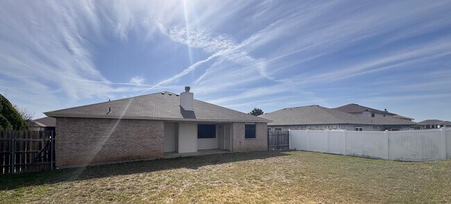 Building Photo - Move-In Special!  $$