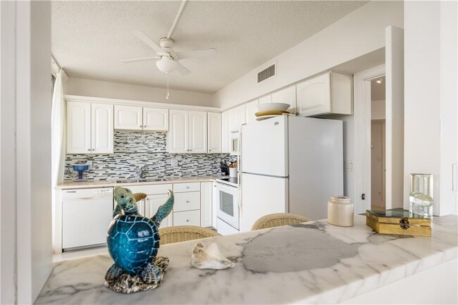 Building Photo - 3554 Ocean Dr