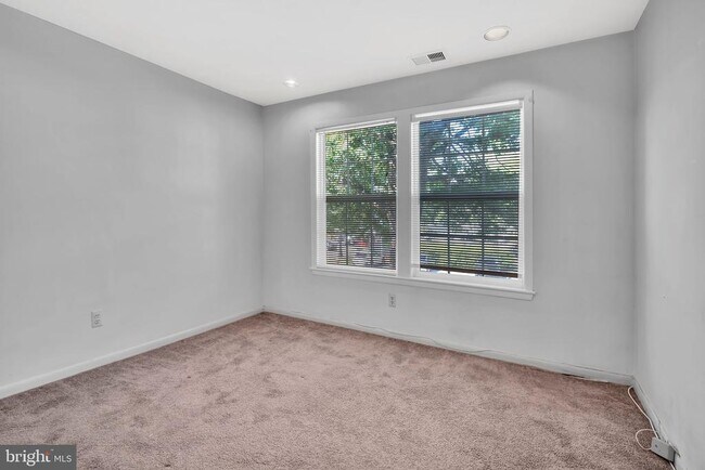 Building Photo - 302 Trinity Ct