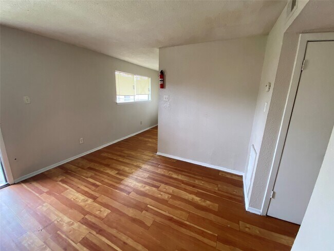 Building Photo - 5610 Royal Palms St