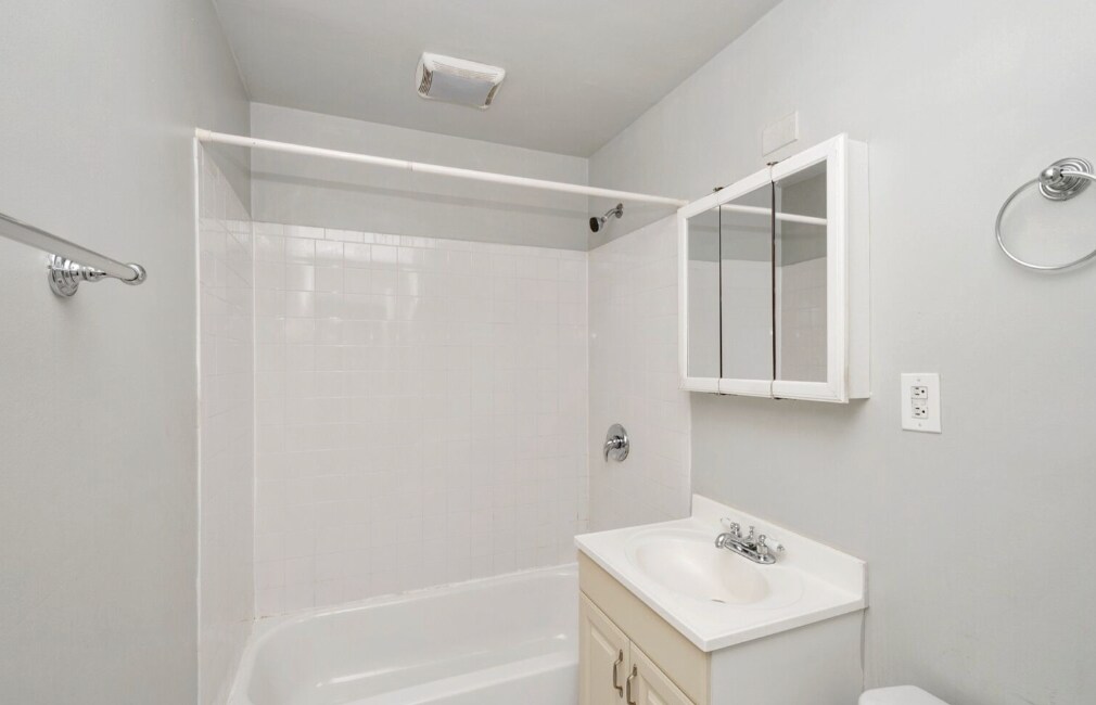 Building Photo - 1425 N Dearborn St