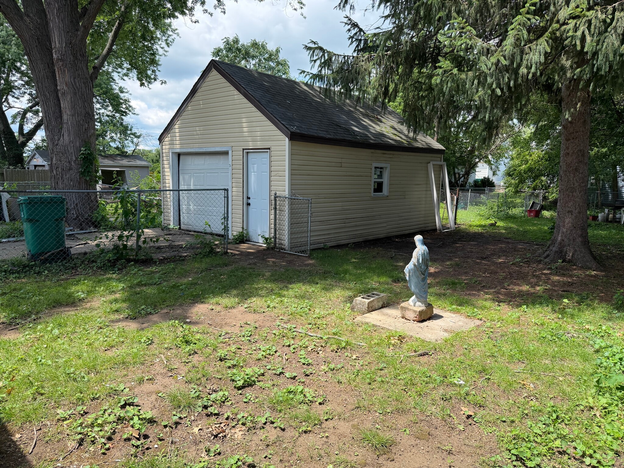 Building Photo - 2419 W Ayres Ave