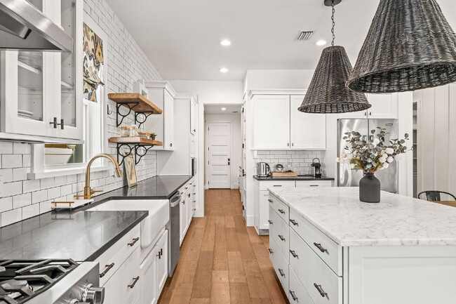 Building Photo - Experience Elegance and Comfort: Spacious ...