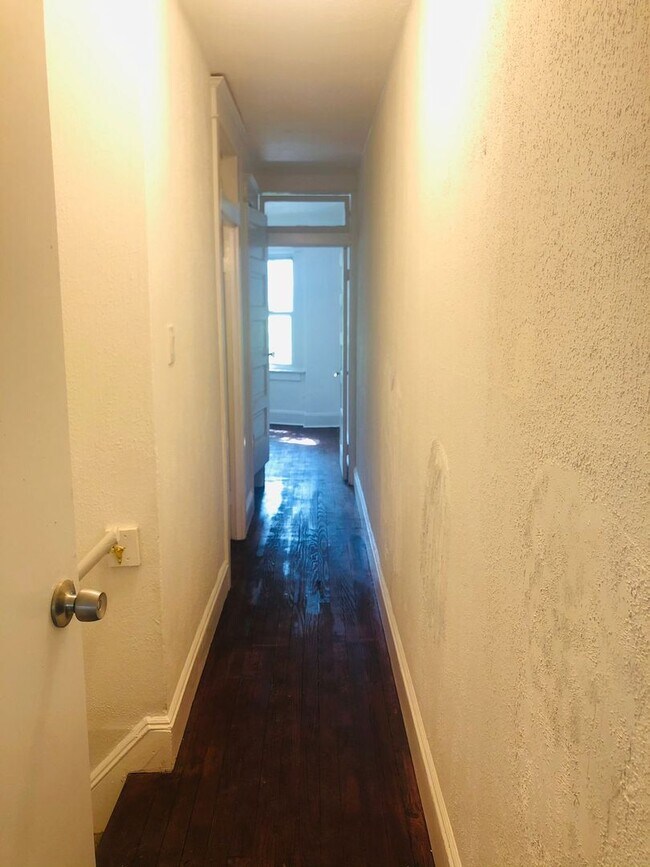 Building Photo - 4 bed 1 bath amazing location