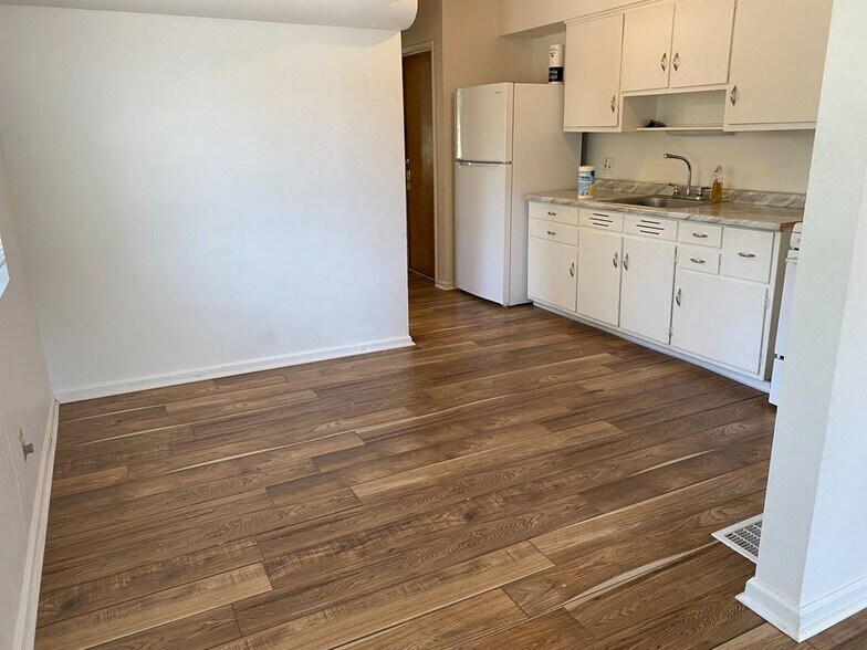 Building Photo - 2170 W Schantz Ave