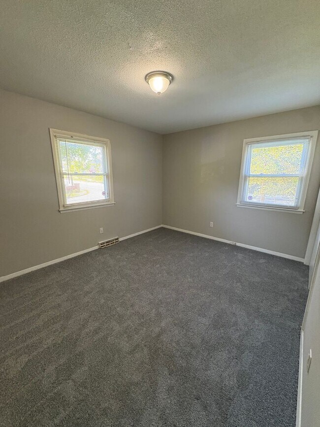 Building Photo - Spacious 3bedroom House  ($500.00 off firs...