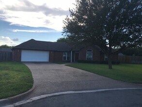 Building Photo - 3/2 super clean and move in ready in MIDWAY ISD