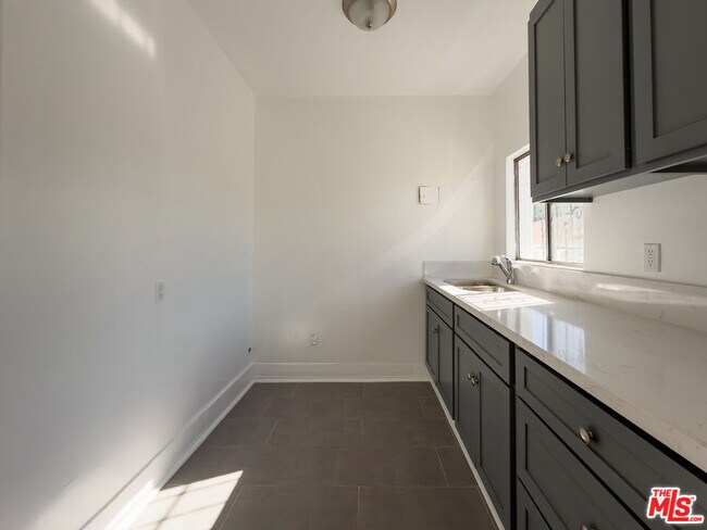 Building Photo - 3309 Main St