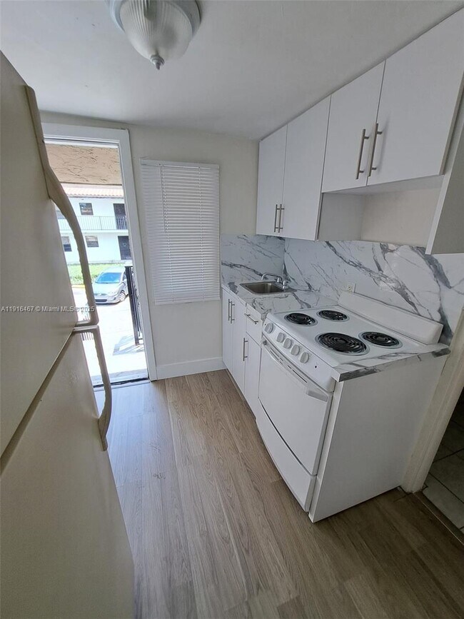 Building Photo - 1362 SW 2nd St