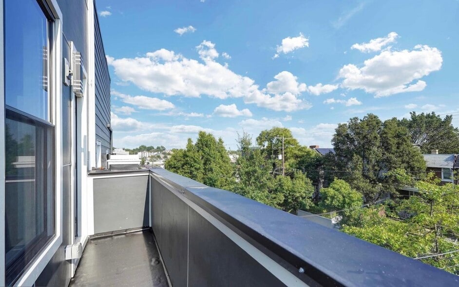 Building Photo - 638 Franklin St NE