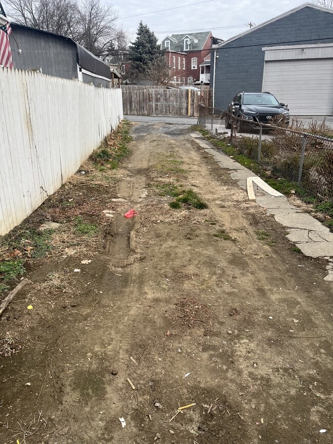 Building Photo - 27 Caroline St