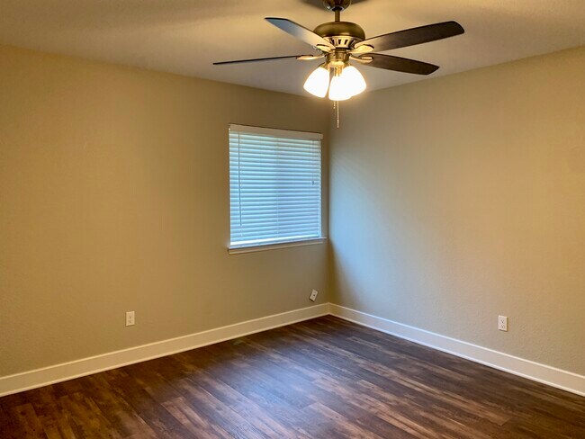 Building Photo - 1709 Southridge Ln
