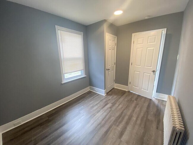 Building Photo - 220 E Marshall St