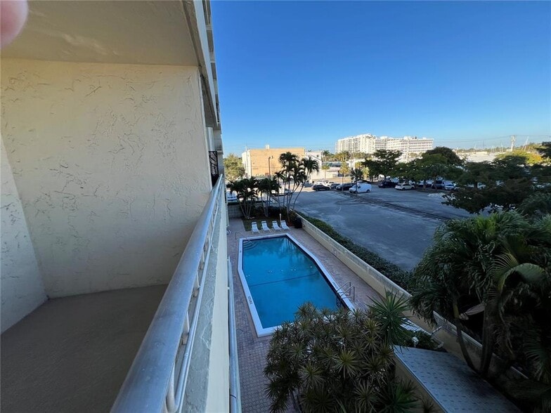 Building Photo - 900 NE 18th Ave