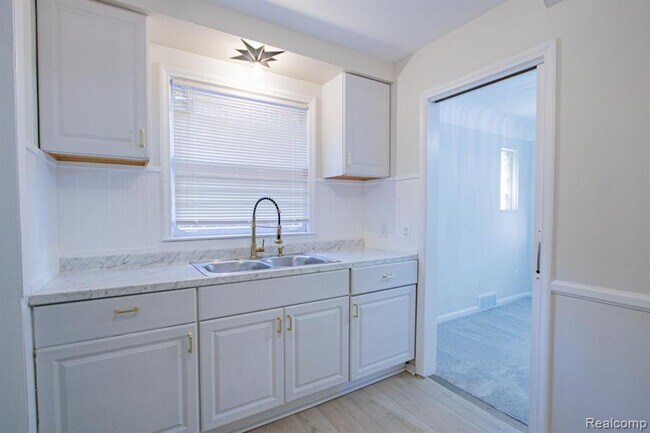 Building Photo - Beautifully renovated brick bungalow