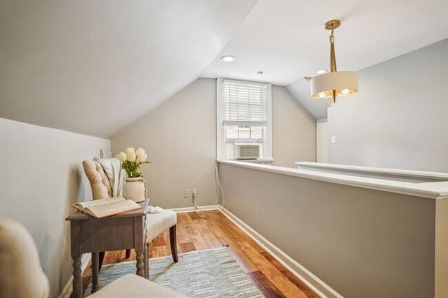 Building Photo - 615 Sycamore Dr