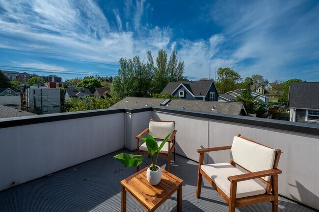 Building Photo - Modern 2BR End-Unit Townhome with Two Rooftop Decks