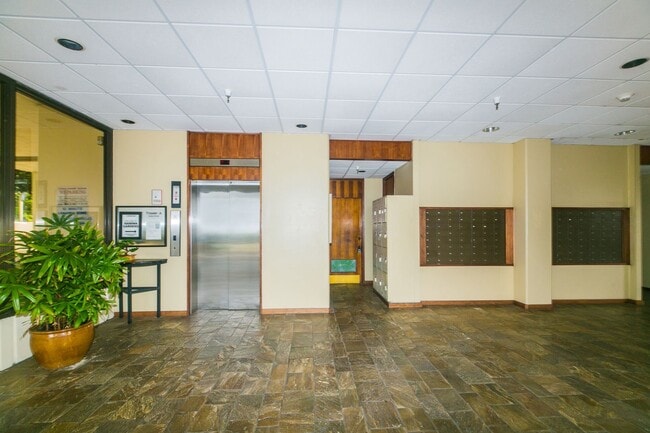 Building Photo - Naniwa Gardens - 1 bdrm/1 bath/1 covered p...