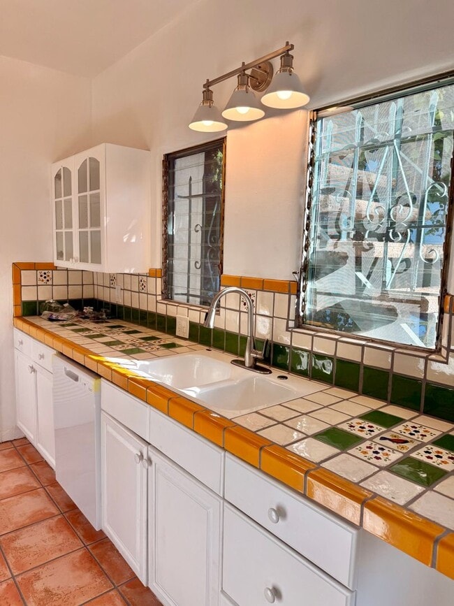 Building Photo - 2166 Beachwood Terrace