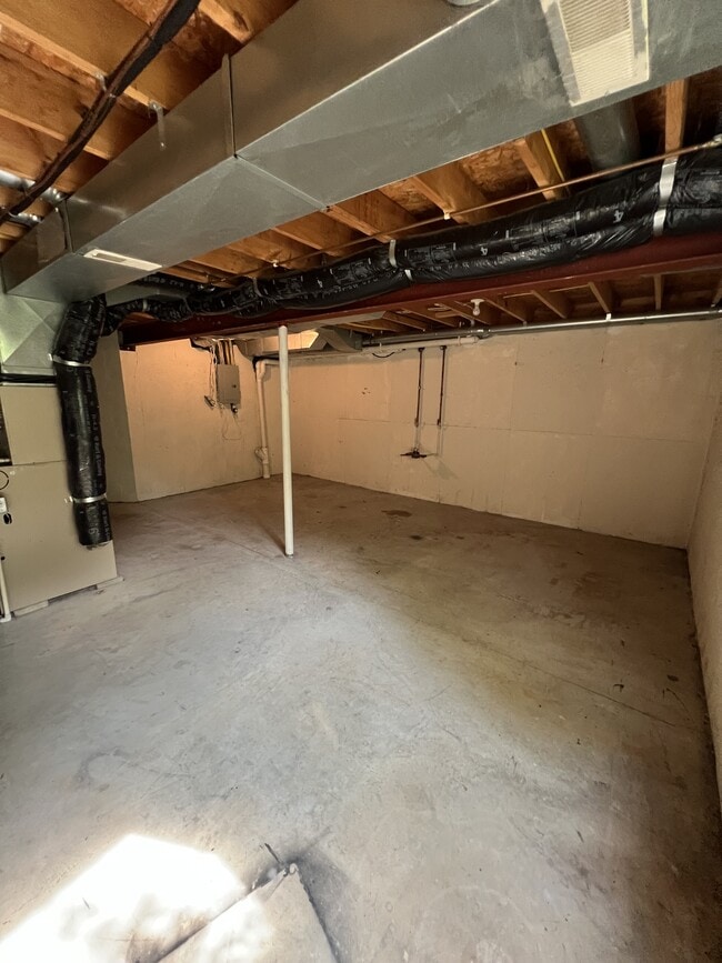 Building Photo - 635 Renker Rd