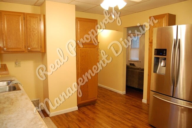 Building Photo - 3 Bed / 1.5 Bath Home | Huge Yard | Screened Front Porch | 2-Car Garage