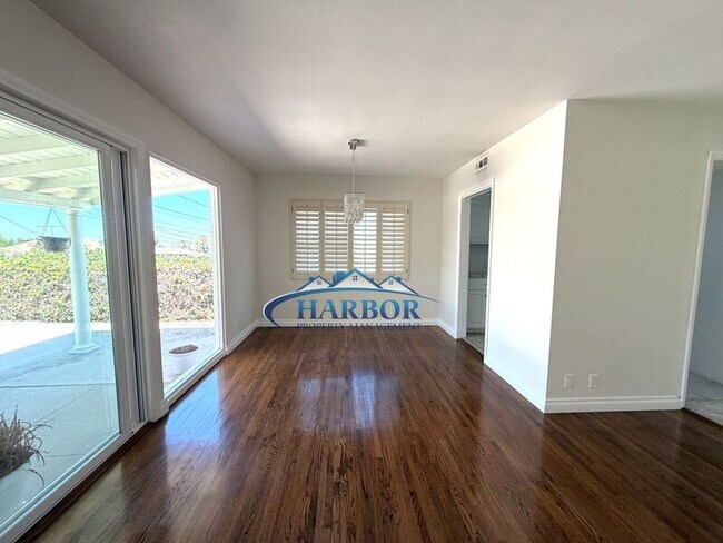 Building Photo - 1630 Miracosta St