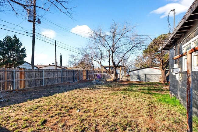 Building Photo - 2011 W 16th St