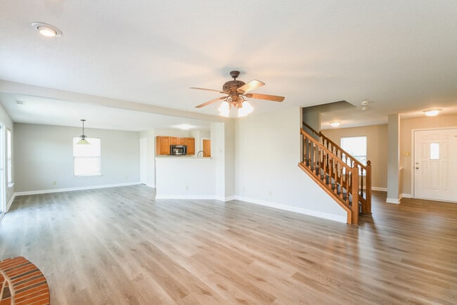 Building Photo - Ingalls 3-Bedroom with Expansive Living Space