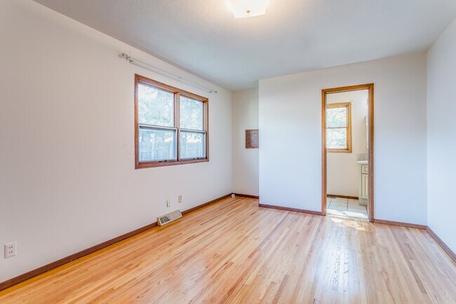 Building Photo - 3 bedroom, 2 bath home in the beautiful Westlink neighborhood in West Wichita.