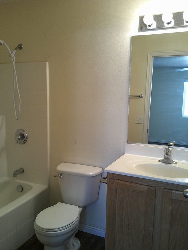 Building Photo - 3 bedroom, 2 bathroom twin home in Lamplight