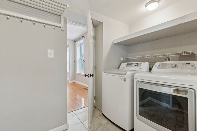 Building Photo - Charming Twin Home in Conshohocken - Pet F...