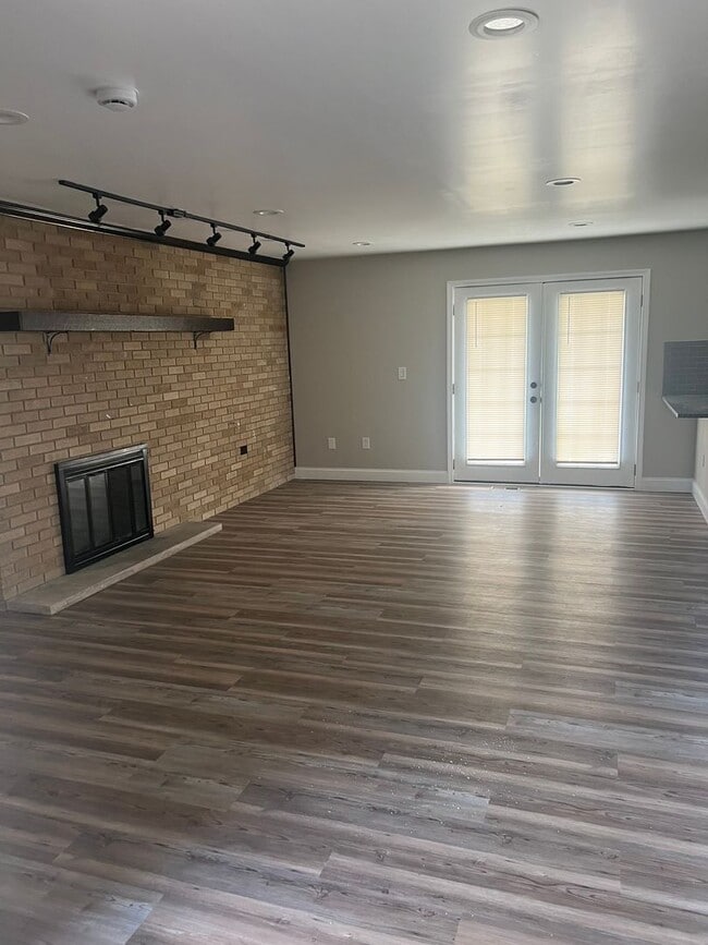 Building Photo - fully renovated 3 bedroom