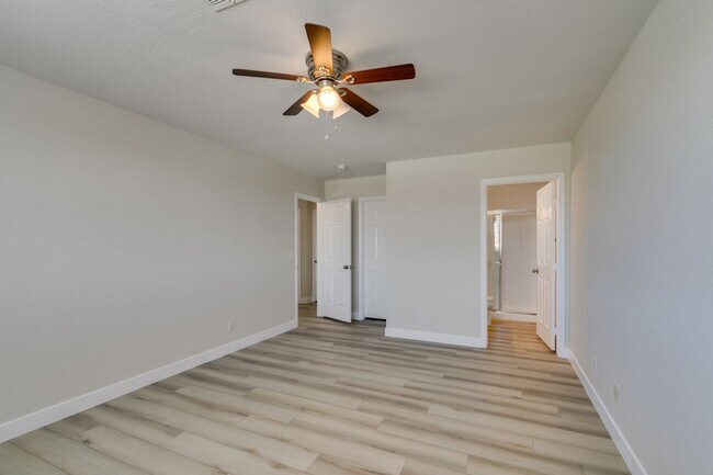 Building Photo - Modern 2-Bedroom Green Valley Townhome