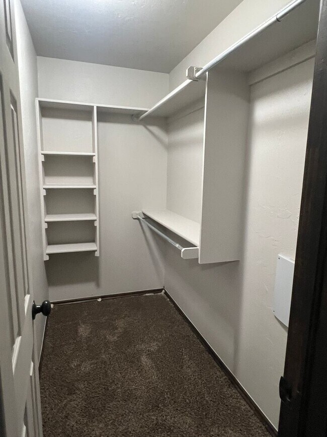 Building Photo - 3BR 2BA Duplex with 2 car garage