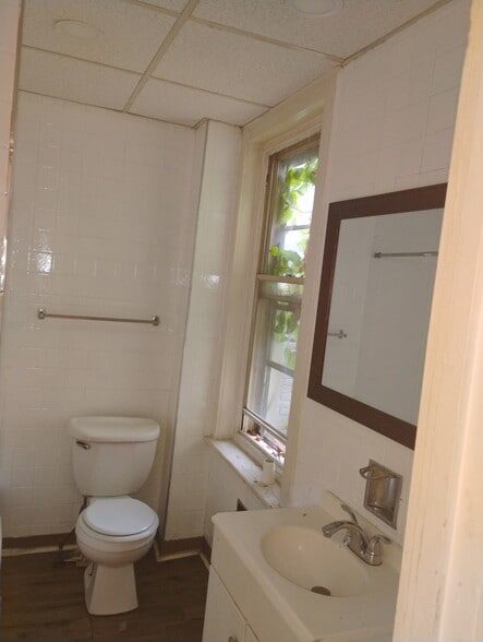 Building Photo - 142 S Union St