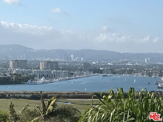 Building Photo - 241 Rees St