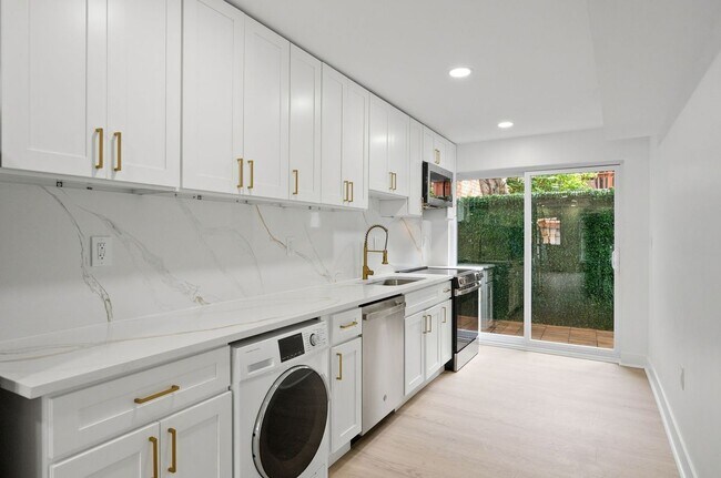 Building Photo - 203 S Madeira St