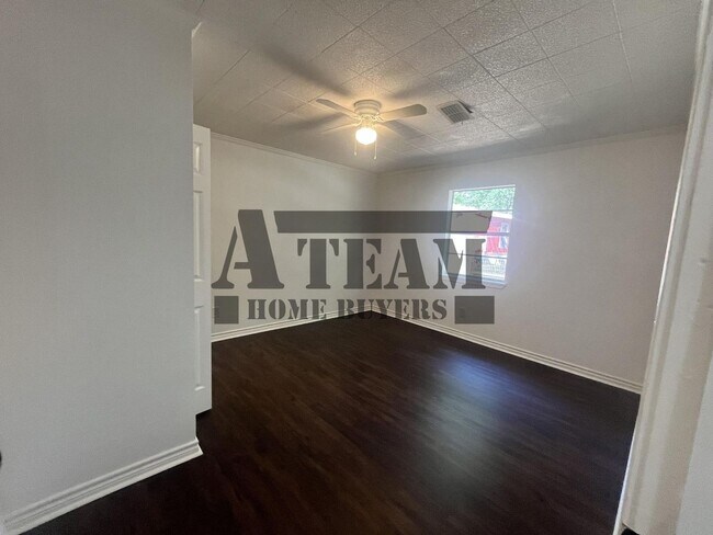 Building Photo - Remodeled 3 Bedroom 2 Bathroom