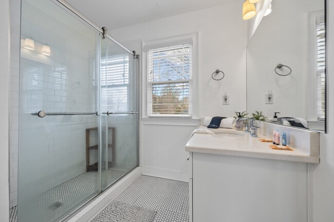 Building Photo - 144 Holiday Ave NE