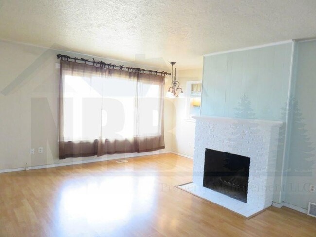 Building Photo - Beautiful Updated 3 Bedroom Rambler in Uni...