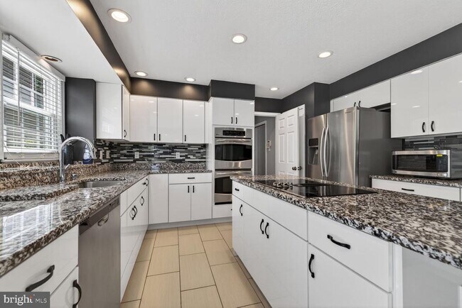 Building Photo - 12320 Pissaro Dr