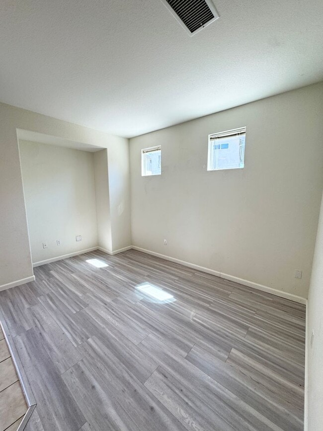 Building Photo - THREE BEDROOM TWO AND A HALF BATH POOL USE SEE VIDEO